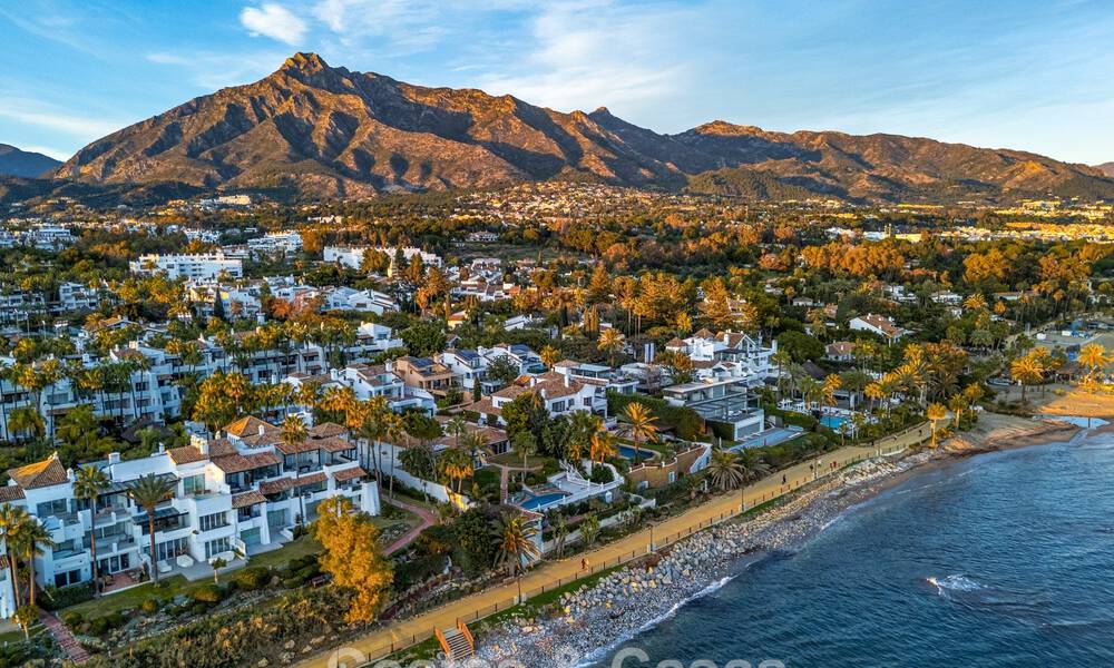 Prestigieuze, modern gerenoveerde, halfvrijstaande villa te koop, tweede lijn strand in Puente Romano op Marbella’s Golden Mile 794469
