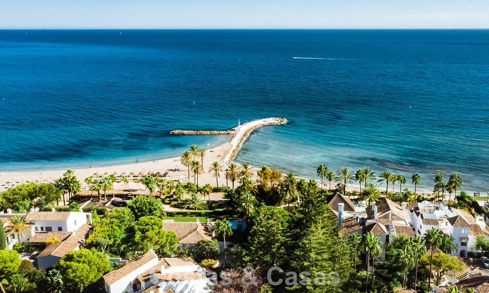 Prestigieuze, modern gerenoveerde, halfvrijstaande villa te koop, tweede lijn strand in Puente Romano op Marbella’s Golden Mile 794479