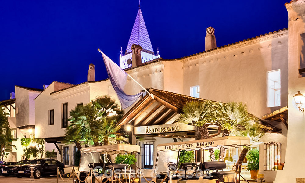 Prestigieuze, modern gerenoveerde, halfvrijstaande villa te koop, tweede lijn strand in Puente Romano op Marbella’s Golden Mile 794480