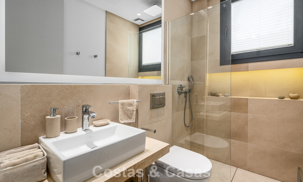 Hoogwaardige designvilla met modern karakter te koop in een gated villa community in Nueva Andalucia’s golfvallei, Marbella 794411