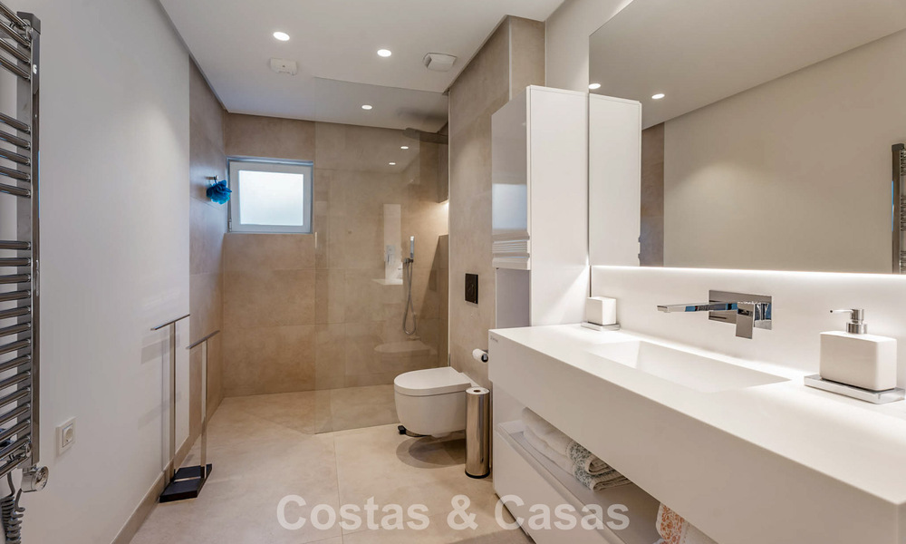 Modern, luxueus tuinappartement te koop met panoramisch zicht op de kust i/e gated boutique complex nabij Marbella stad 794500