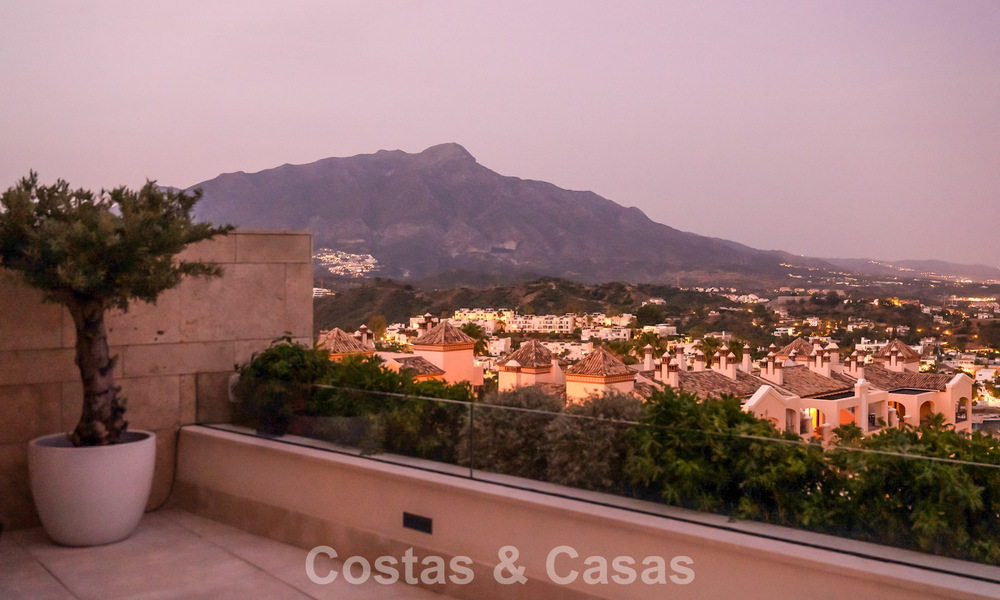 Modern appartement met villakarakter te koop met zeezicht in een exclusief complex in La Quinta, Marbella - Benahavis 794511