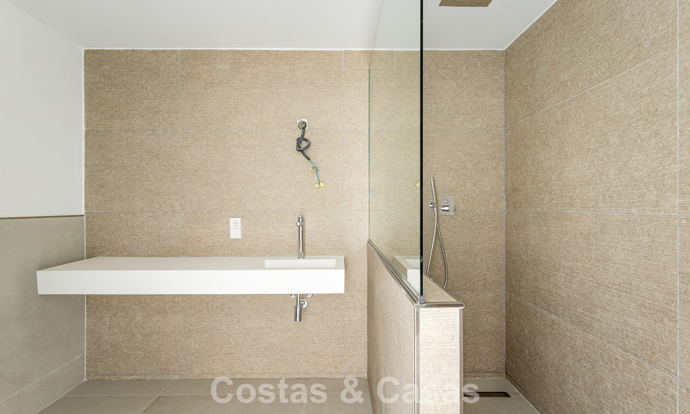 Modernistische haflvrijstaande villa te koop dicht bij voorzieningen in Guadalmina golf en San Pedro centrum, Marbella 794650