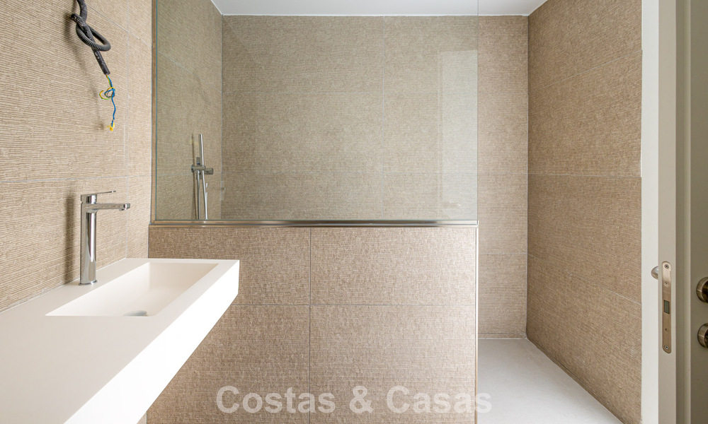 Modernistische haflvrijstaande villa te koop dicht bij voorzieningen in Guadalmina golf en San Pedro centrum, Marbella 794651