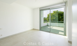 Modernistische haflvrijstaande villa te koop dicht bij voorzieningen in Guadalmina golf en San Pedro centrum, Marbella 794652 