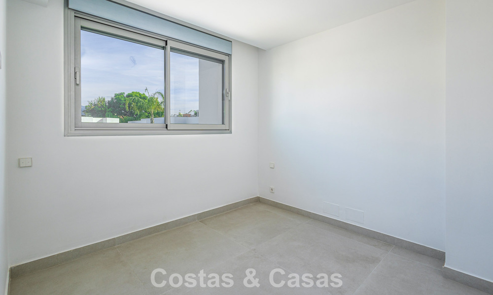 Modernistische haflvrijstaande villa te koop dicht bij voorzieningen in Guadalmina golf en San Pedro centrum, Marbella 794653