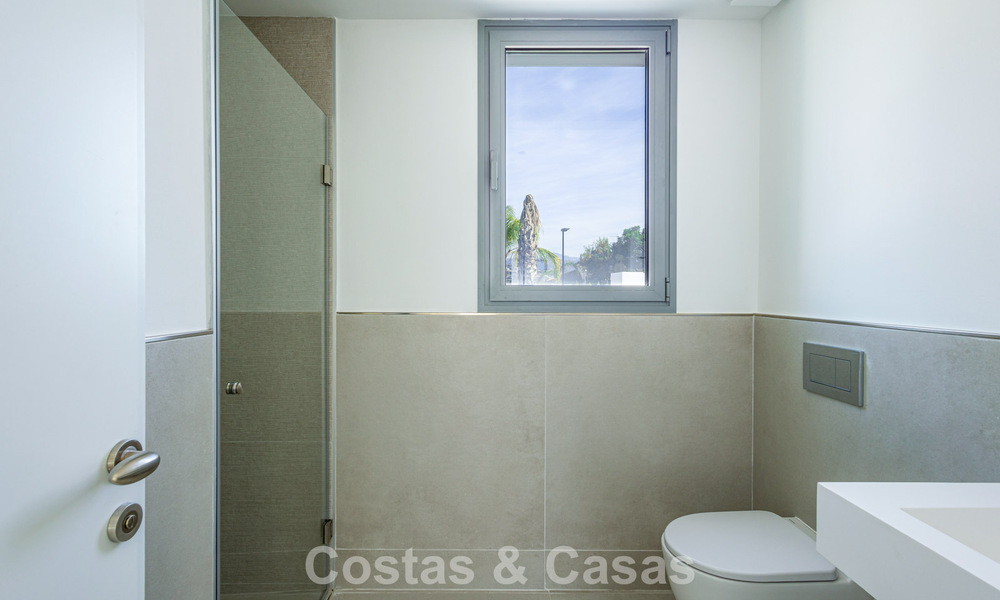 Modernistische haflvrijstaande villa te koop dicht bij voorzieningen in Guadalmina golf en San Pedro centrum, Marbella 794654