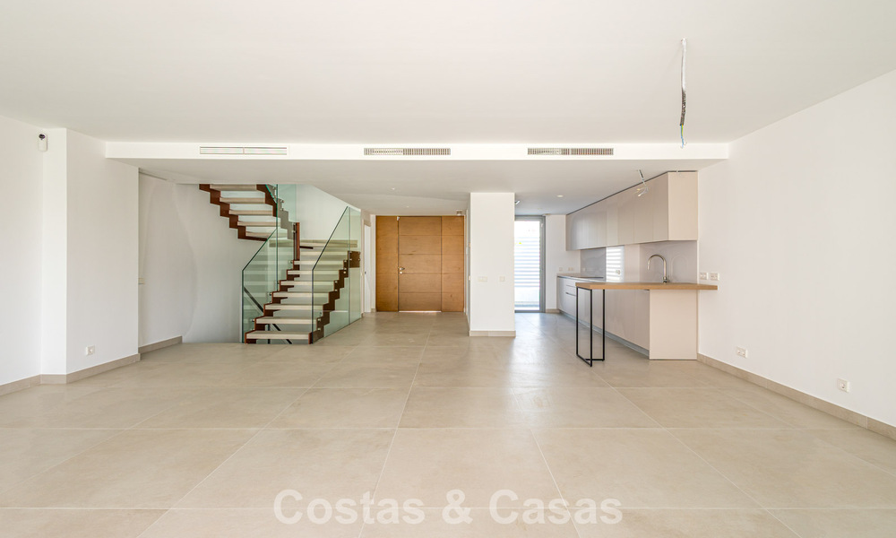 Modernistische haflvrijstaande villa te koop dicht bij voorzieningen in Guadalmina golf en San Pedro centrum, Marbella 794657