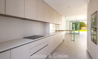 Modernistische haflvrijstaande villa te koop dicht bij voorzieningen in Guadalmina golf en San Pedro centrum, Marbella 794661 