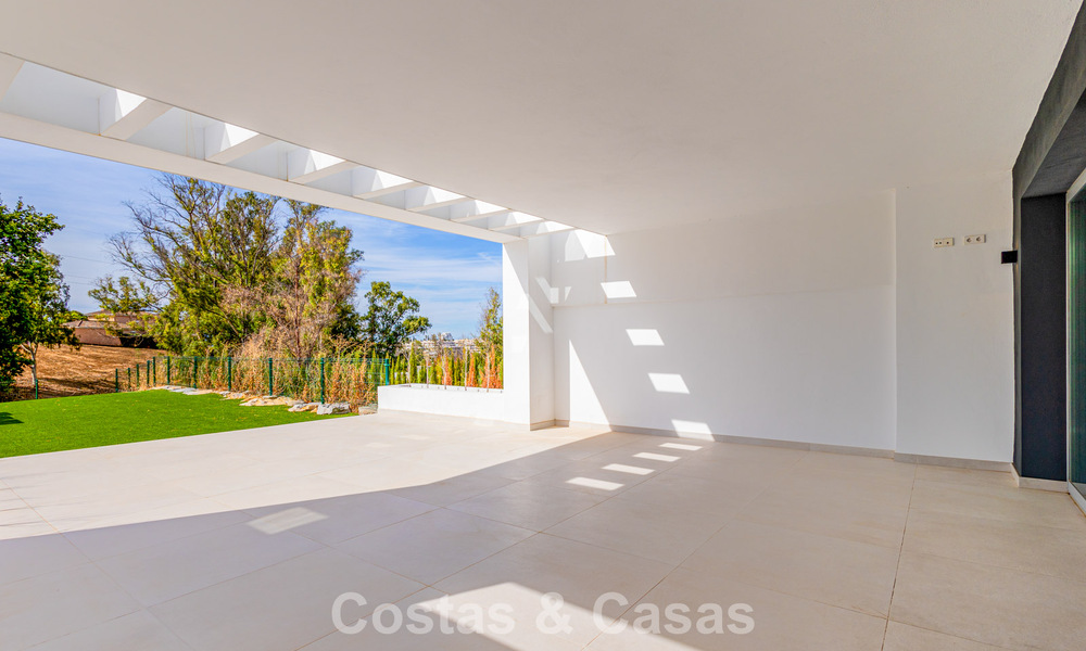 Modernistische haflvrijstaande villa te koop dicht bij voorzieningen in Guadalmina golf en San Pedro centrum, Marbella 794662