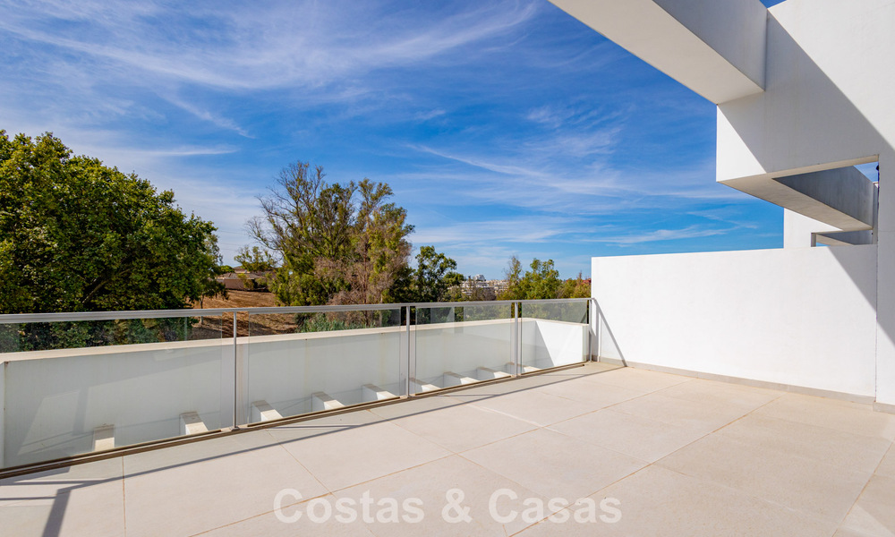 Modernistische haflvrijstaande villa te koop dicht bij voorzieningen in Guadalmina golf en San Pedro centrum, Marbella 794671