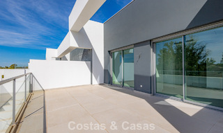 Modernistische haflvrijstaande villa te koop dicht bij voorzieningen in Guadalmina golf en San Pedro centrum, Marbella 794672 