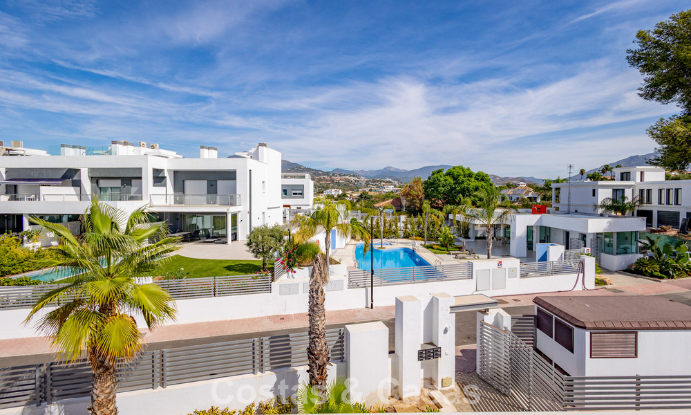 Modernistische haflvrijstaande villa te koop dicht bij voorzieningen in Guadalmina golf en San Pedro centrum, Marbella 794673