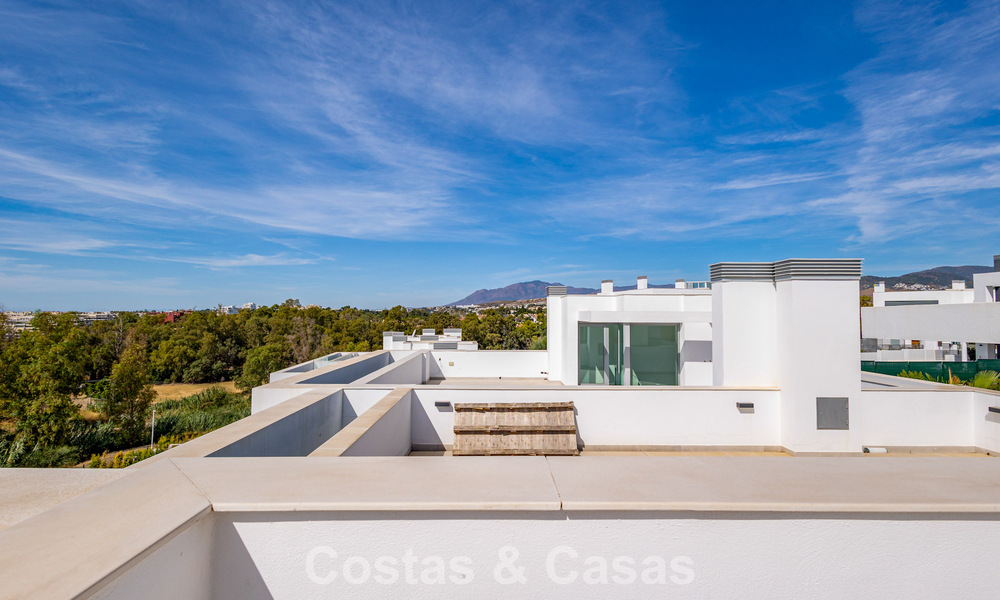 Modernistische haflvrijstaande villa te koop dicht bij voorzieningen in Guadalmina golf en San Pedro centrum, Marbella 794675