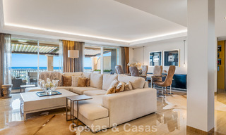 Ruim duplex penthouse met panoramisch zeezicht te koop in een gesloten woonwijk in Marbella - Benahavis 794825 