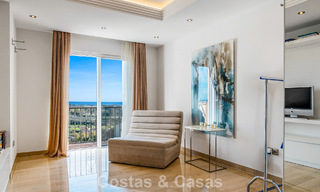 Ruim duplex penthouse met panoramisch zeezicht te koop in een gesloten woonwijk in Marbella - Benahavis 794830 