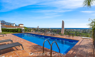 Ruim duplex penthouse met panoramisch zeezicht te koop in een gesloten woonwijk in Marbella - Benahavis 794831 