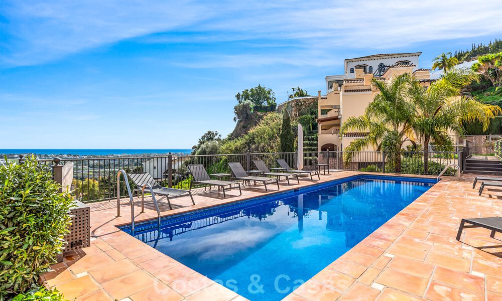 Ruim duplex penthouse met panoramisch zeezicht te koop in een gesloten woonwijk in Marbella - Benahavis 794832
