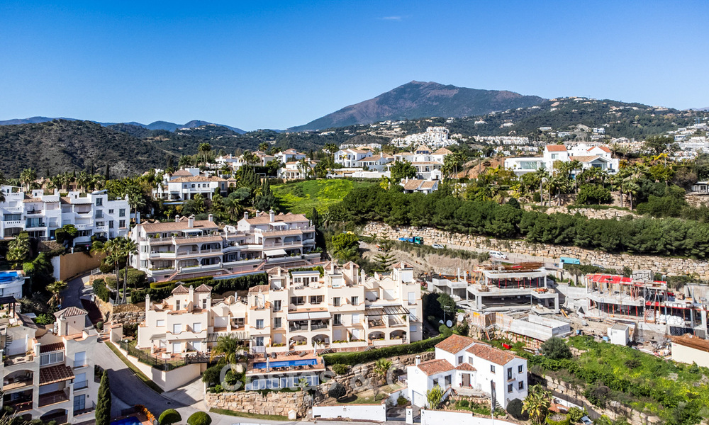 Ruim duplex penthouse met panoramisch zeezicht te koop in een gesloten woonwijk in Marbella - Benahavis 794833