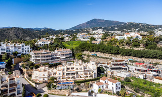 Ruim duplex penthouse met panoramisch zeezicht te koop in een gesloten woonwijk in Marbella - Benahavis 794833 