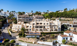 Ruim duplex penthouse met panoramisch zeezicht te koop in een gesloten woonwijk in Marbella - Benahavis 794834 