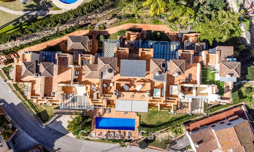 Ruim duplex penthouse met panoramisch zeezicht te koop in een gesloten woonwijk in Marbella - Benahavis 794838