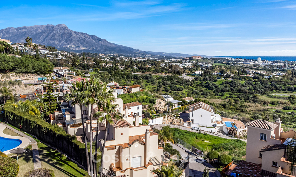 Ruim duplex penthouse met panoramisch zeezicht te koop in een gesloten woonwijk in Marbella - Benahavis 794840
