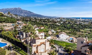 Ruim duplex penthouse met panoramisch zeezicht te koop in een gesloten woonwijk in Marbella - Benahavis 794840 