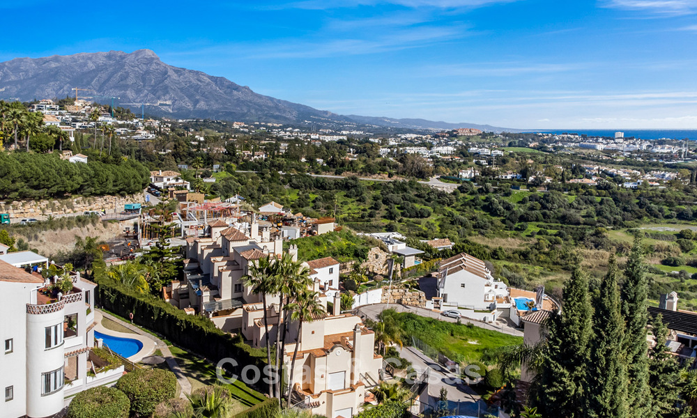 Ruim duplex penthouse met panoramisch zeezicht te koop in een gesloten woonwijk in Marbella - Benahavis 794841