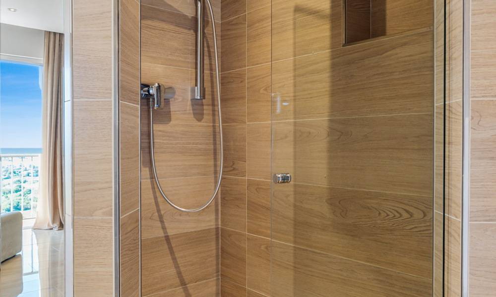 Ruim duplex penthouse met panoramisch zeezicht te koop in een gesloten woonwijk in Marbella - Benahavis 794843