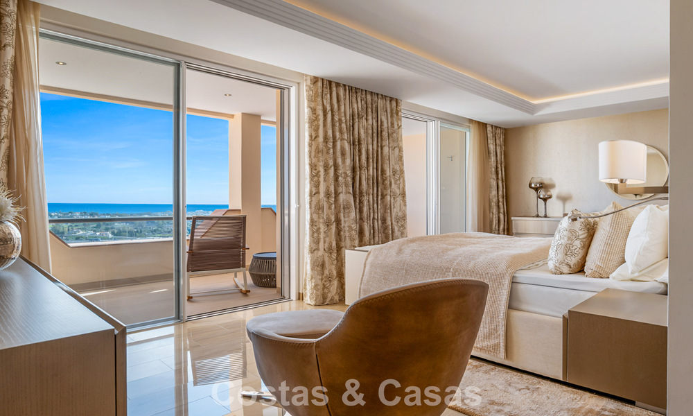 Ruim duplex penthouse met panoramisch zeezicht te koop in een gesloten woonwijk in Marbella - Benahavis 794844