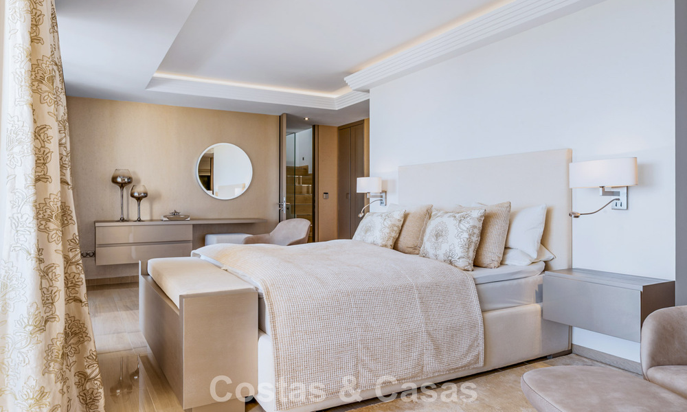 Ruim duplex penthouse met panoramisch zeezicht te koop in een gesloten woonwijk in Marbella - Benahavis 794846