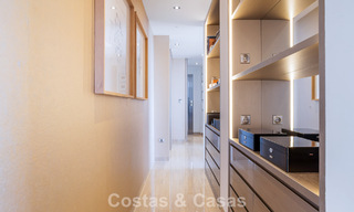 Ruim duplex penthouse met panoramisch zeezicht te koop in een gesloten woonwijk in Marbella - Benahavis 794847 