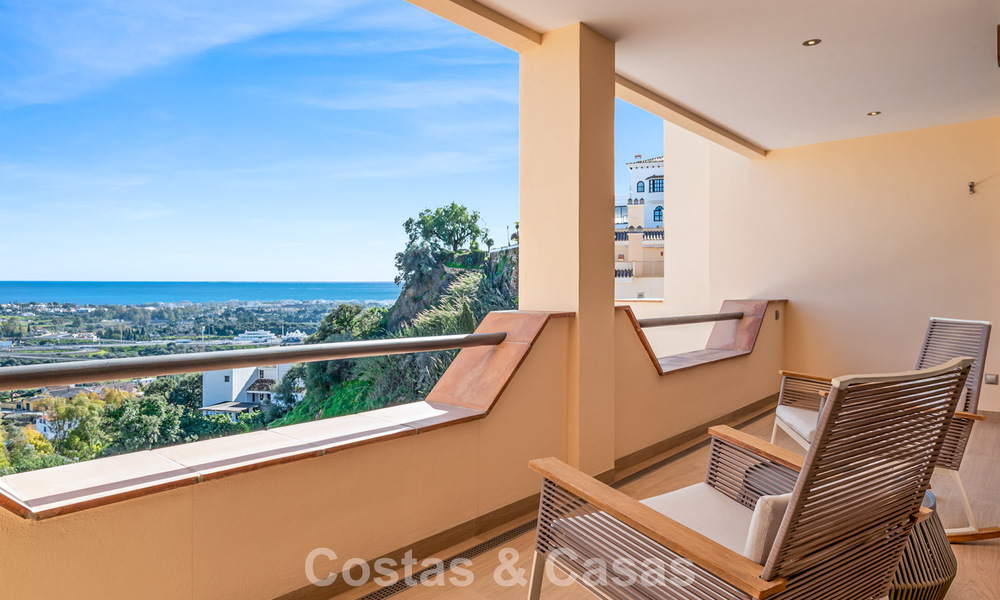 Ruim duplex penthouse met panoramisch zeezicht te koop in een gesloten woonwijk in Marbella - Benahavis 794848