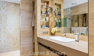 Ruim duplex penthouse met panoramisch zeezicht te koop in een gesloten woonwijk in Marbella - Benahavis 794850 