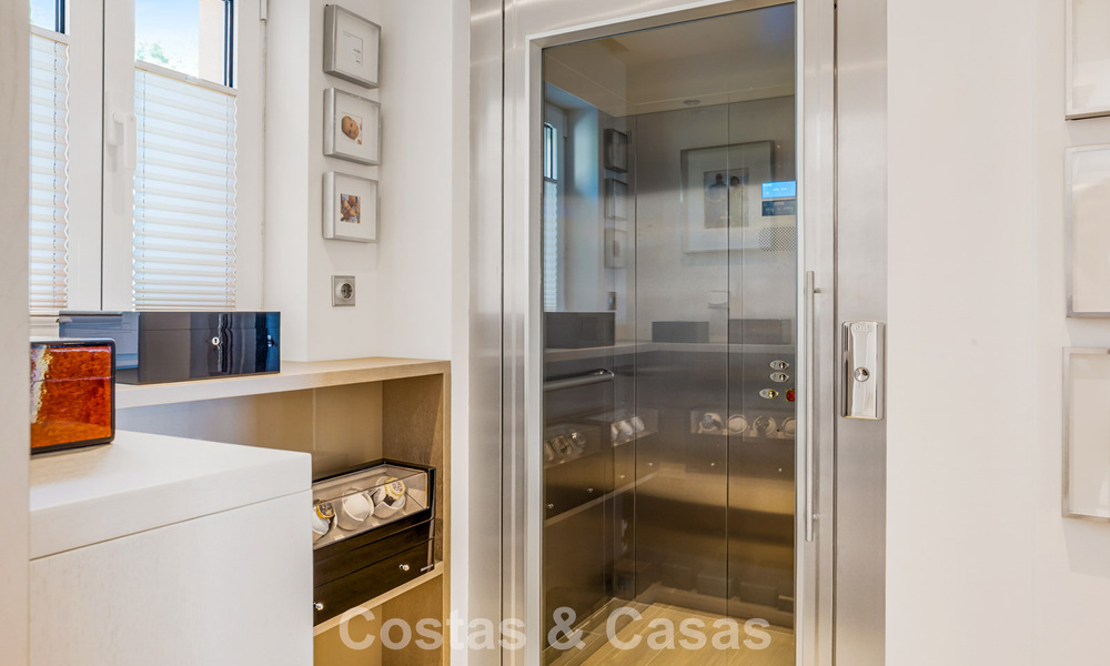 Ruim duplex penthouse met panoramisch zeezicht te koop in een gesloten woonwijk in Marbella - Benahavis 794852