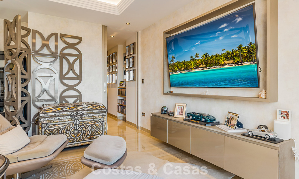 Ruim duplex penthouse met panoramisch zeezicht te koop in een gesloten woonwijk in Marbella - Benahavis 794855