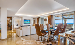 Ruim duplex penthouse met panoramisch zeezicht te koop in een gesloten woonwijk in Marbella - Benahavis 794857 