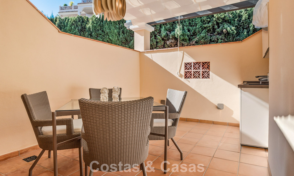 Ruim duplex penthouse met panoramisch zeezicht te koop in een gesloten woonwijk in Marbella - Benahavis 794861