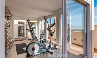 Ruim duplex penthouse met panoramisch zeezicht te koop in een gesloten woonwijk in Marbella - Benahavis 794862 