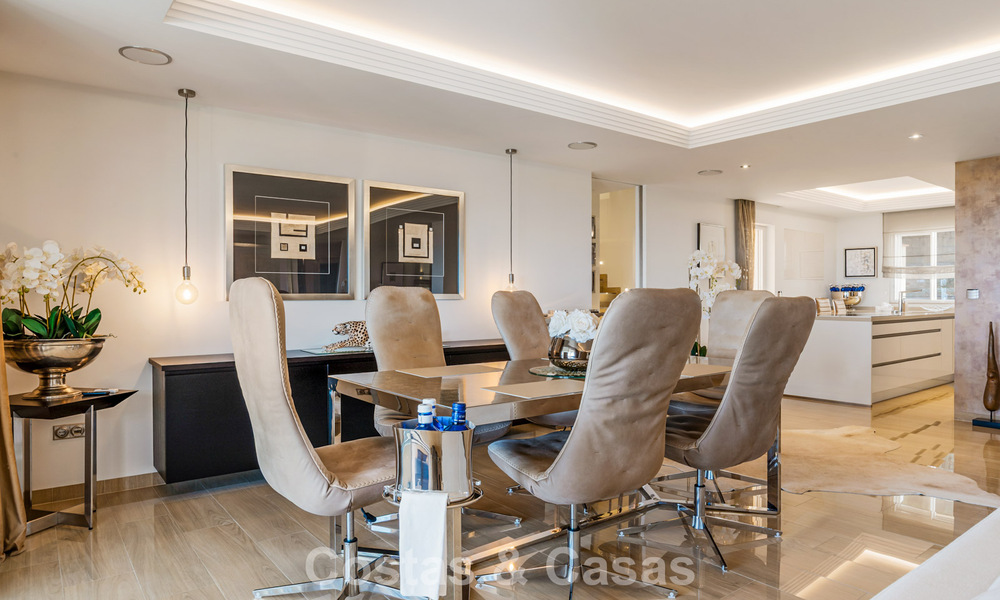 Ruim duplex penthouse met panoramisch zeezicht te koop in een gesloten woonwijk in Marbella - Benahavis 794863