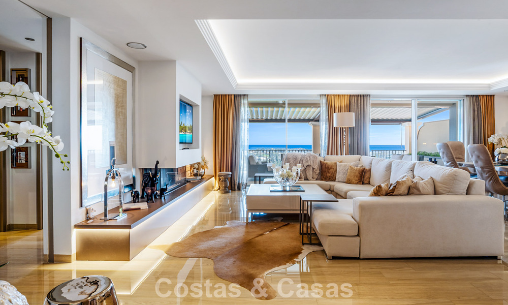 Ruim duplex penthouse met panoramisch zeezicht te koop in een gesloten woonwijk in Marbella - Benahavis 794864