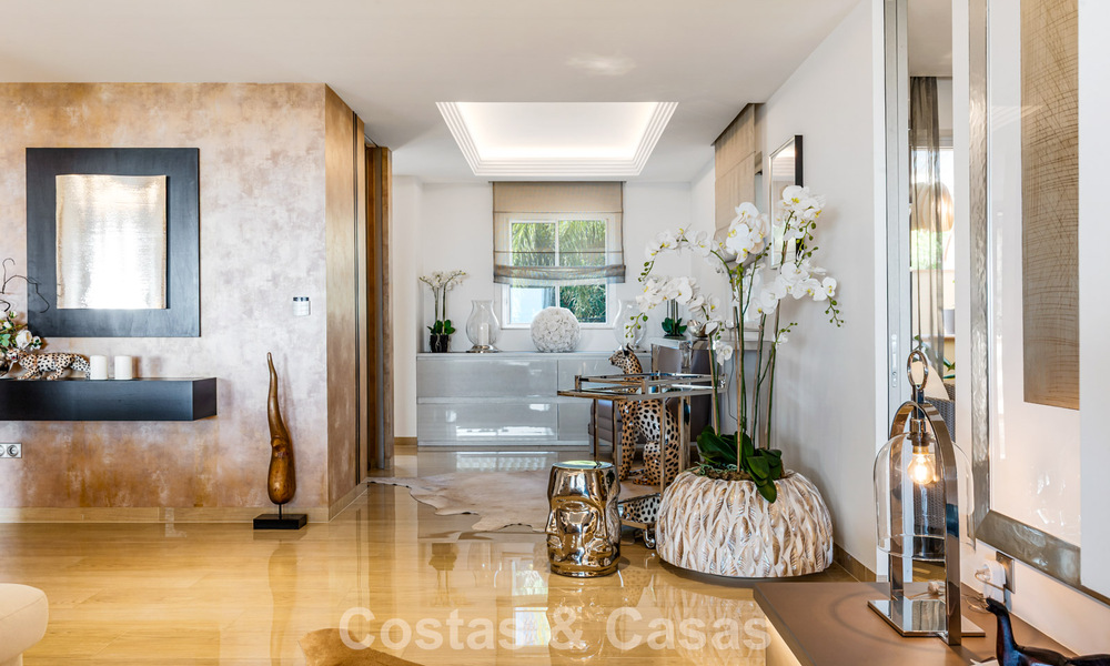 Ruim duplex penthouse met panoramisch zeezicht te koop in een gesloten woonwijk in Marbella - Benahavis 794866