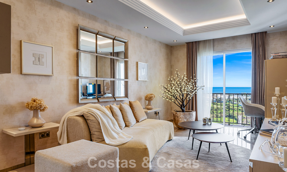 Ruim duplex penthouse met panoramisch zeezicht te koop in een gesloten woonwijk in Marbella - Benahavis 794869