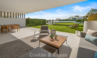 Ultramoderne halfvrijstaande villa met privétuin en -zwembad te koop aan de Golden Mile, Marbella 795012 