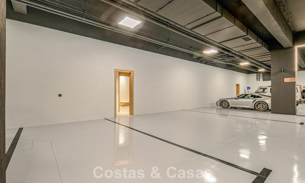 Ultramoderne halfvrijstaande villa met privétuin en -zwembad te koop aan de Golden Mile, Marbella 795014