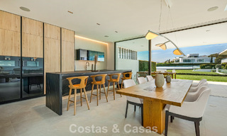 Ultramoderne halfvrijstaande villa met privétuin en -zwembad te koop aan de Golden Mile, Marbella 795020 