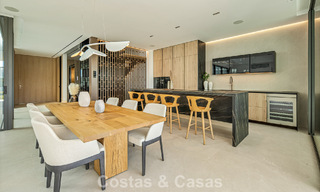 Ultramoderne halfvrijstaande villa met privétuin en -zwembad te koop aan de Golden Mile, Marbella 795022 