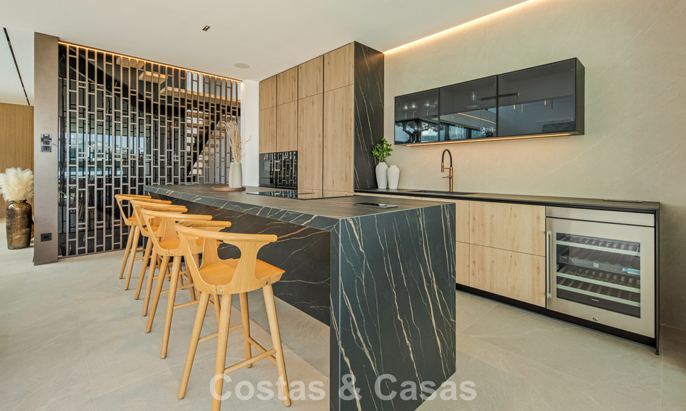 Ultramoderne halfvrijstaande villa met privétuin en -zwembad te koop aan de Golden Mile, Marbella 795023