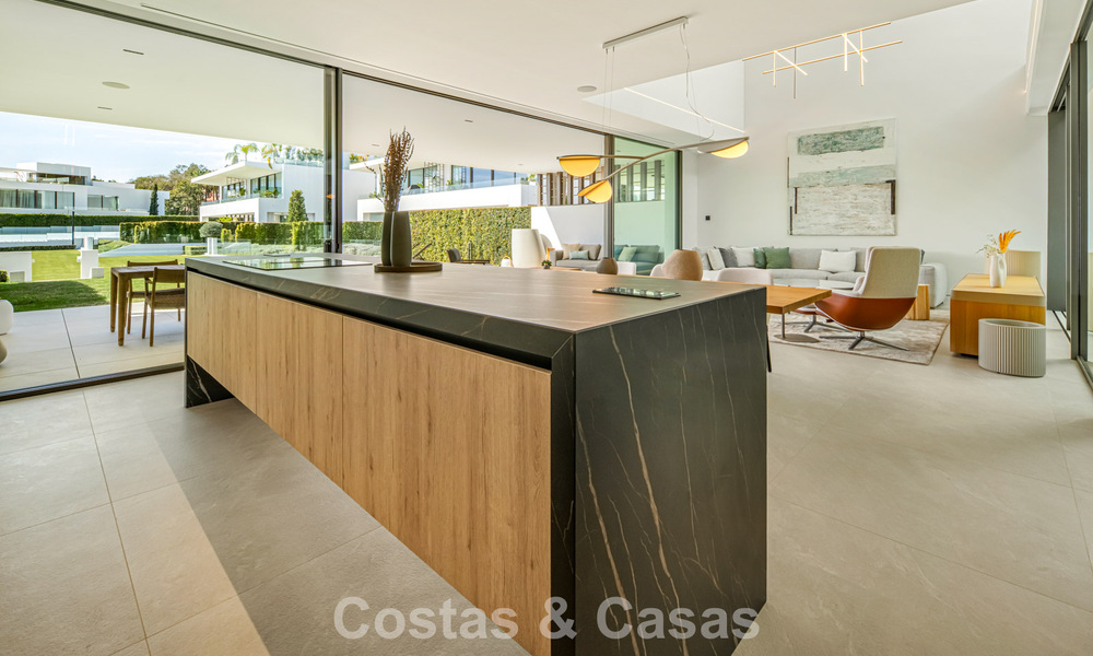 Ultramoderne halfvrijstaande villa met privétuin en -zwembad te koop aan de Golden Mile, Marbella 795026